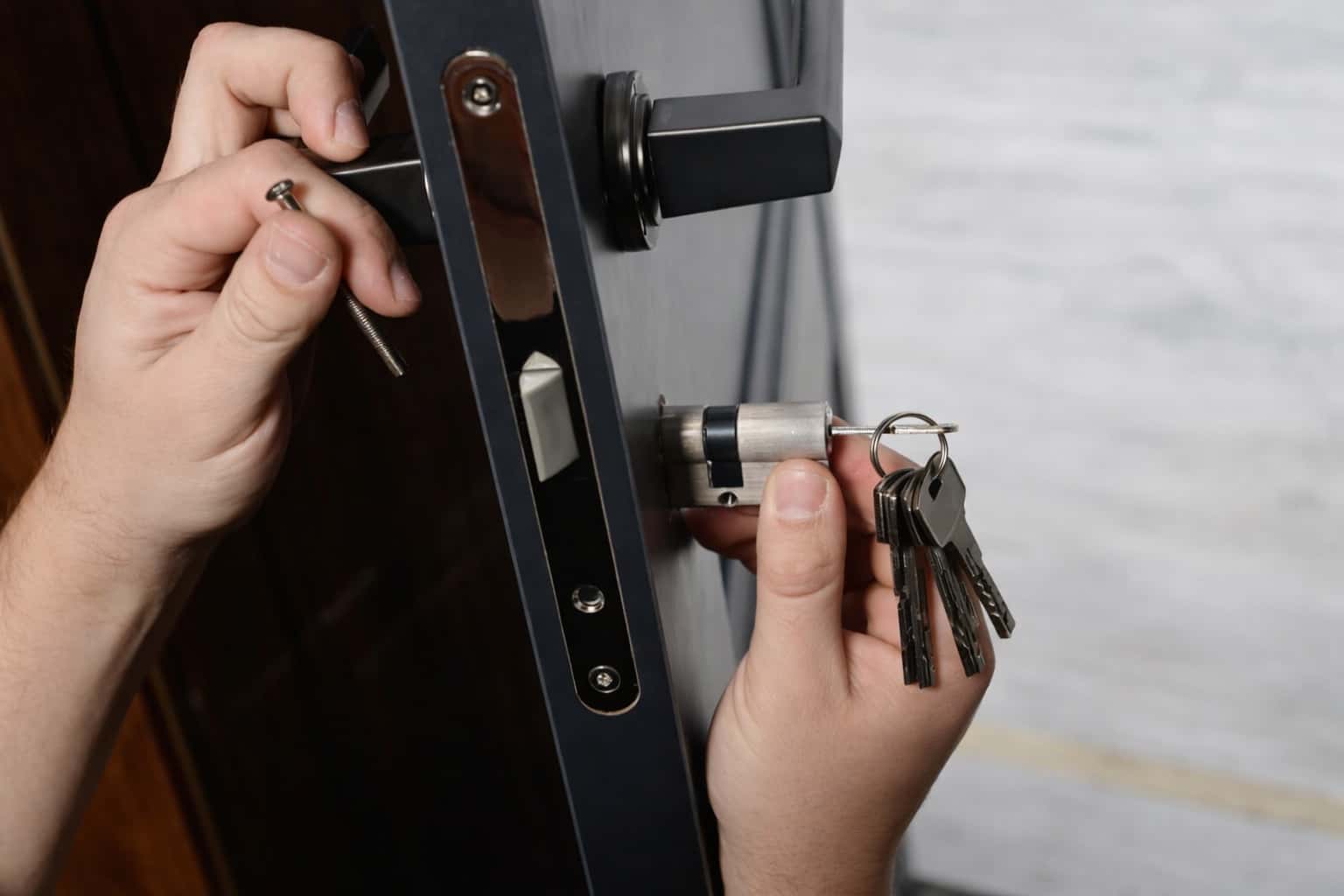 תמונה של דלת עם מפתח וכלי פריצה