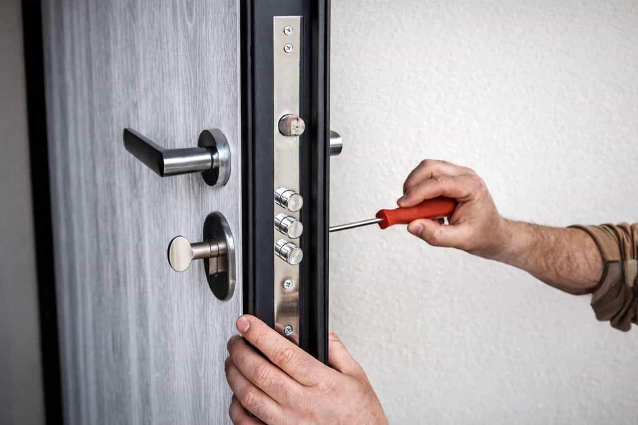 תמונה של דלת עם מפתח וכלי פריצה